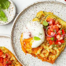 Herzhafte Zucchini-Waffeln mit Käse und Tomaten-Tartar
