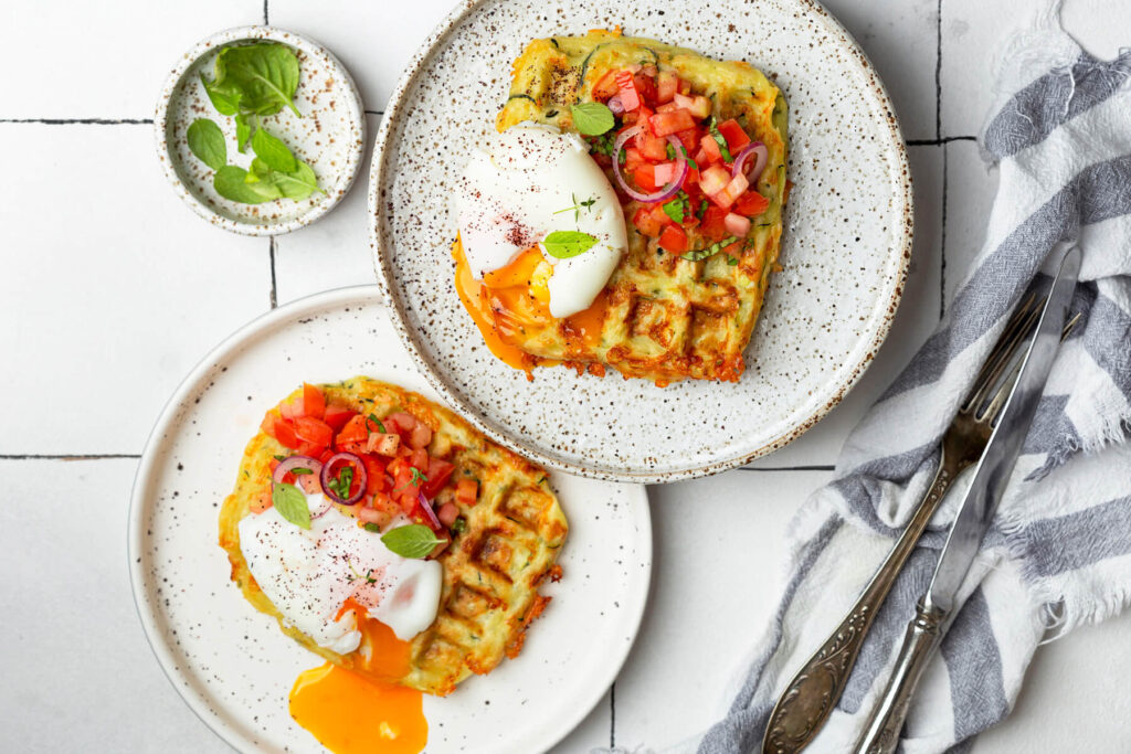 Herzhafte Zucchini-Waffeln mit Käse und Tomaten-Tartar