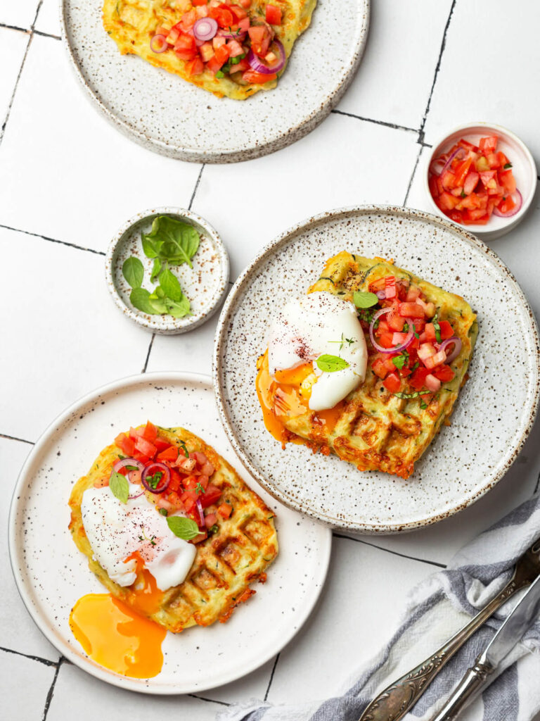 Herzhafte Zucchini-Waffeln mit Käse und Tomaten-Tartar