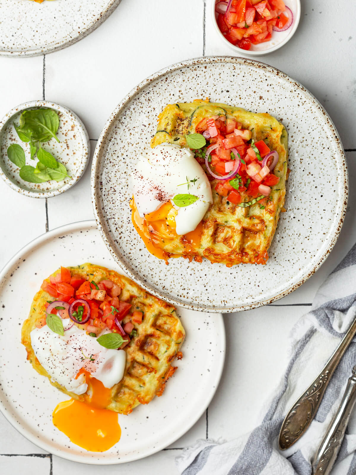 Herzhafte Zucchini-Waffeln mit Käse und Tomaten-Tartar