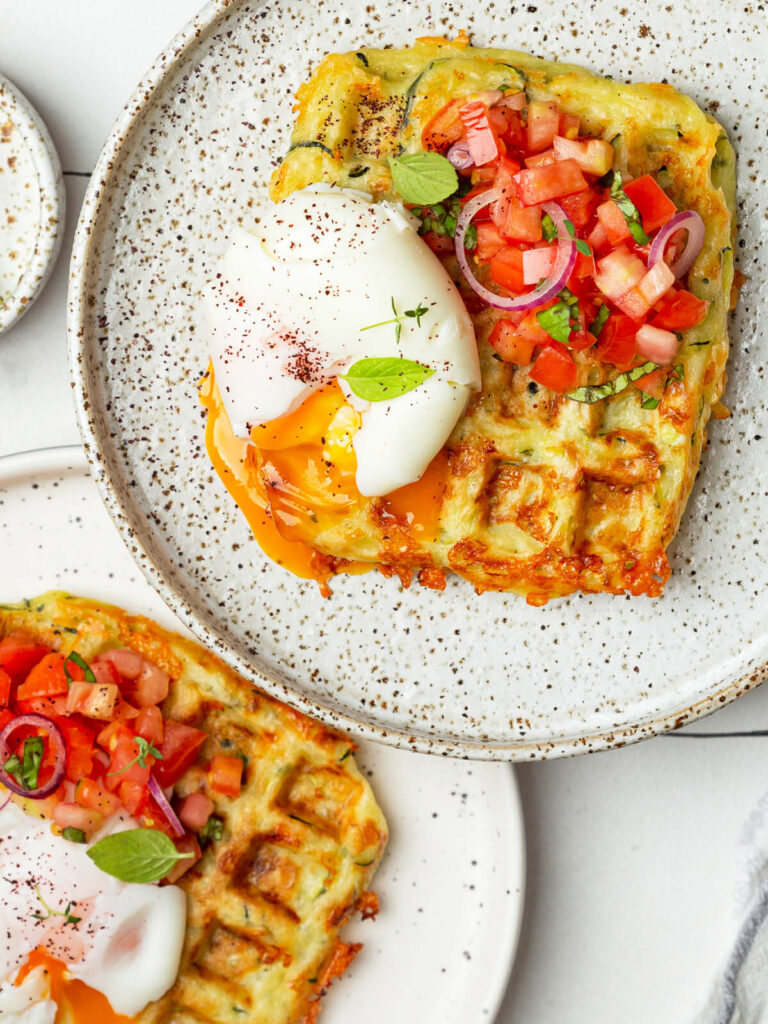 Herzhafte Zucchini-Waffeln mit Käse und Tomaten-Tartar