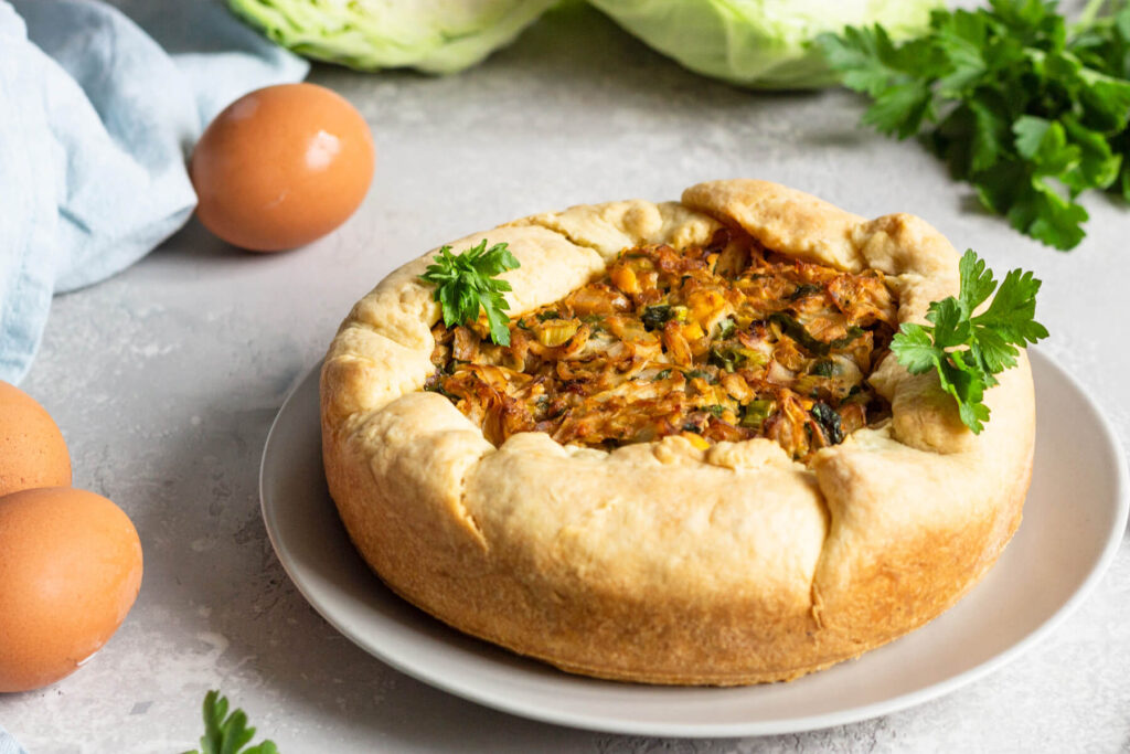 Herzhafter Weißkohl-Kuchen mit Schmand-Mürbeteig & Eiern