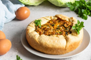 Herzhafter Weißkohl-Kuchen mit Schmand-Mürbeteig & Eiern
