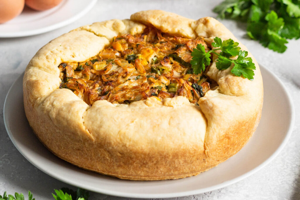 Herzhafter Weißkohl-Kuchen mit Schmand-Mürbeteig & Eiern