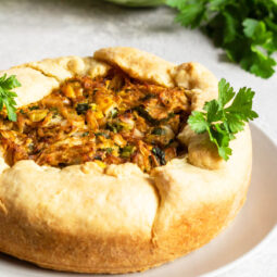 Herzhafter Weißkohl-Kuchen mit Schmand-Mürbeteig & Eiern