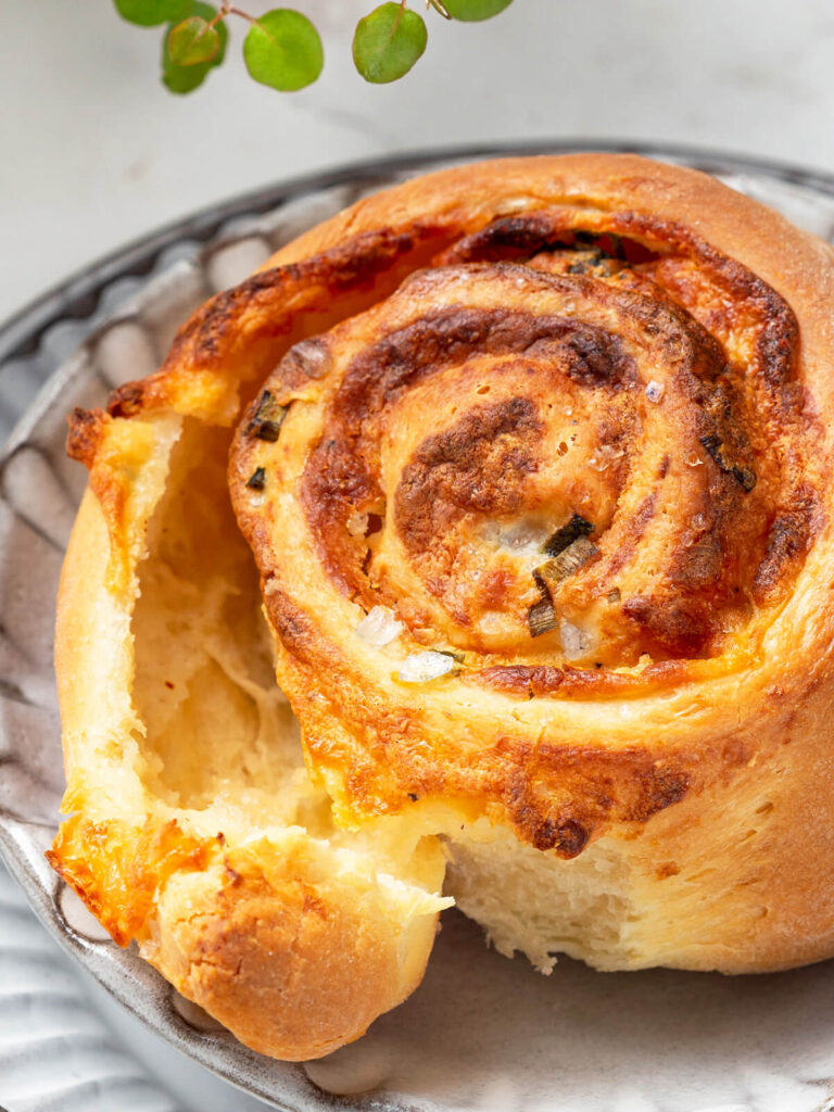 Käse-Schnecken mit Frühlingszwiebeln (Hefeteig mit Kochstück/Tangzhong)