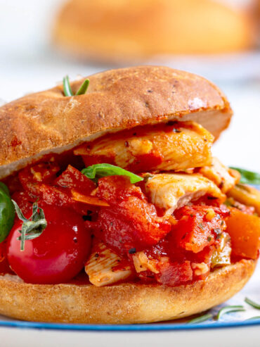 Kartoffel-Focaccia-Brötchen mit Hähnchen & Ofengemüse