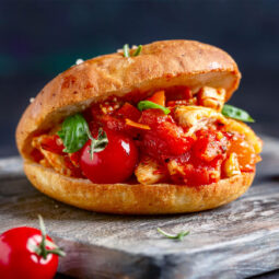 Kartoffel-Focaccia-Brötchen mit Hähnchen & Ofengemüse