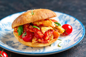 Kartoffel-Focaccia-Brötchen mit Hähnchen & Ofengemüse