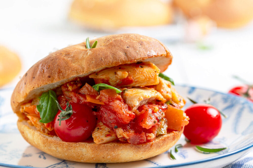 Kartoffel-Focaccia-Brötchen mit Hähnchen & Ofengemüse