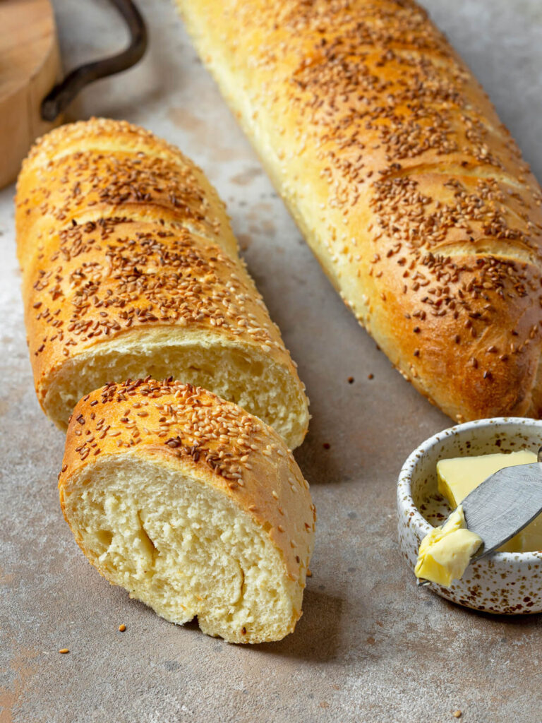 Knusprige Semolina-Baguettes mit Sesam (mit Poolish-Vorteig)