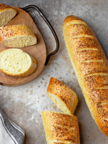 Knusprige Semolina-Baguettes mit Sesam (mit Poolish-Vorteig)