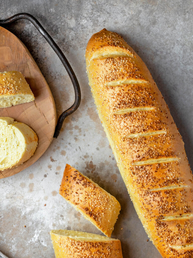 Knusprige Semolina-Baguettes mit Sesam (mit Poolish-Vorteig)