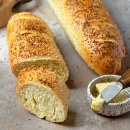 Knusprige Semolina-Baguettes mit Sesam (mit Poolish-Vorteig)