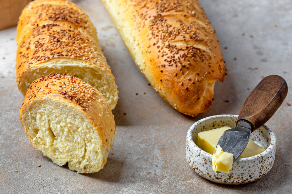 Knusprige Semolina-Baguettes mit Sesam (mit Poolish-Vorteig)