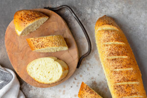 Knusprige Semolina-Baguettes mit Sesam (mit Poolish-Vorteig)
