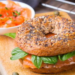Lachs-Bagel mit Cream Cheese & Kapern – Der ultimative Brunch-Klassiker