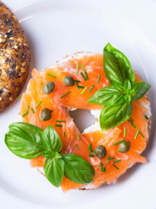 Lachs-Bagel mit Frischkäse und Kapern