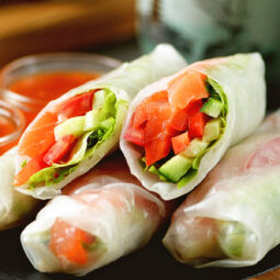 Lachs-Summer-Rolls mit knackigem Gemüse