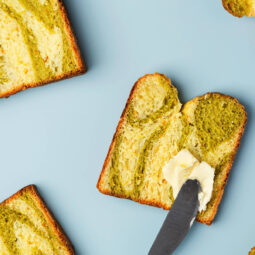 Marmoriertes Orangen-Brot mit Spinat-Pulver (Swirl Milk Bread)