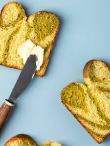 Marmoriertes Orangen-Brot mit Spinat-Swirl