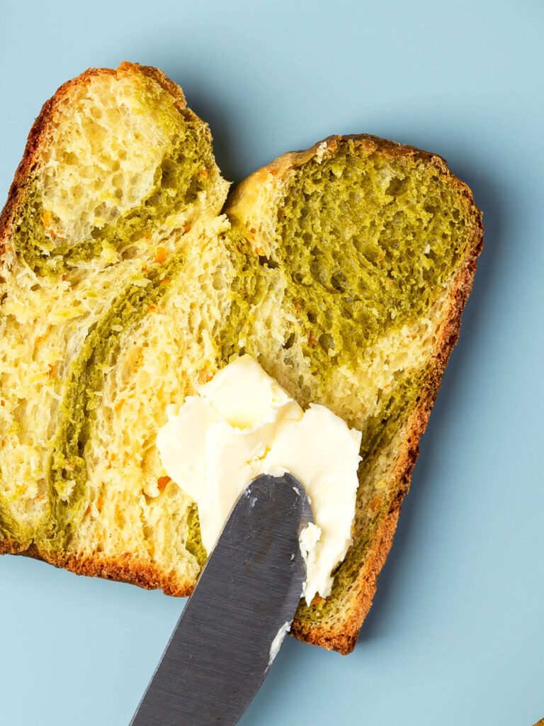 Marmoriertes Orangen-Brot mit Spinat-Pulver (Swirl Milk Bread)