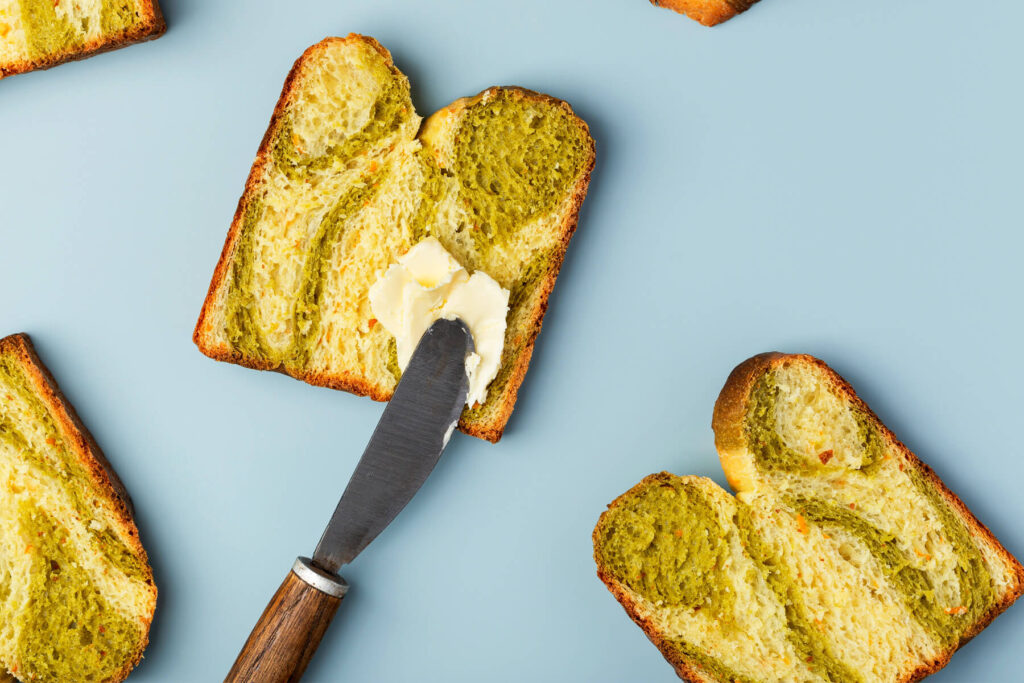 Marmoriertes Orangen-Brot mit Spinat-Pulver (Swirl Milk Bread)