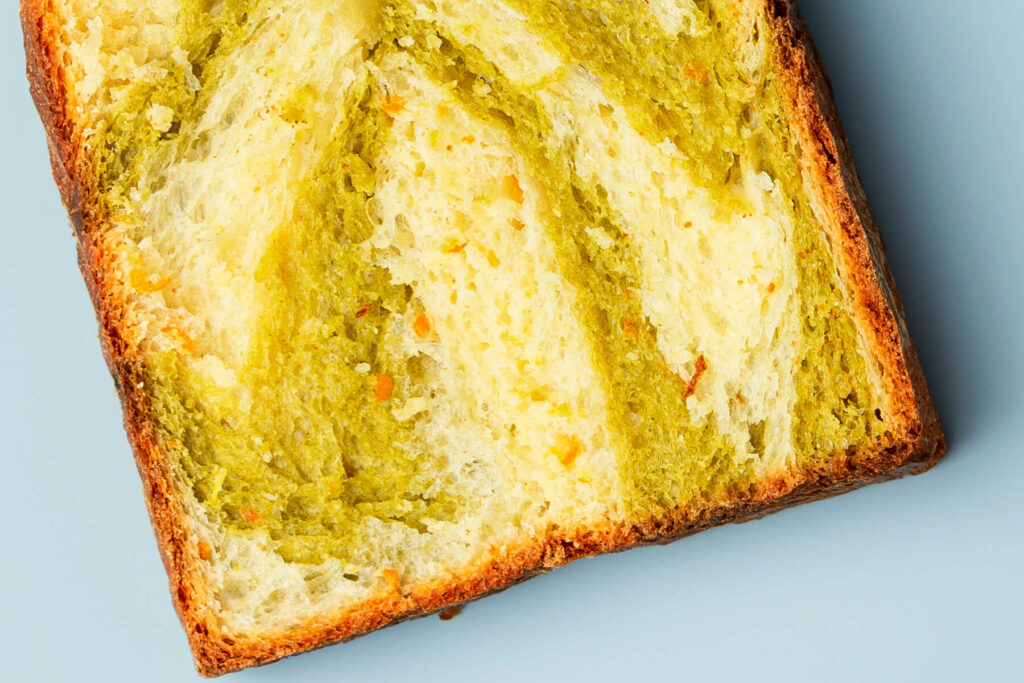 Marmoriertes Orangen-Brot mit Spinat-Pulver (Swirl Milk Bread)