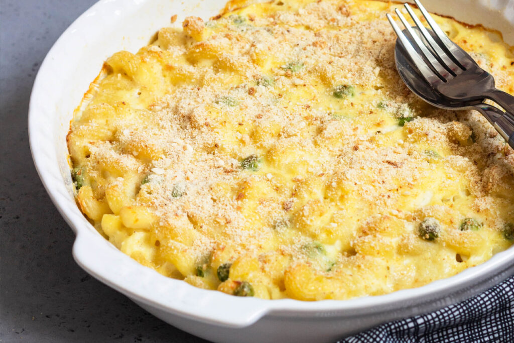 Norwegischer Fischauflauf „Fiskegrateng“ mit Kabeljau, Erbsen & cremiger Béchamelsauce