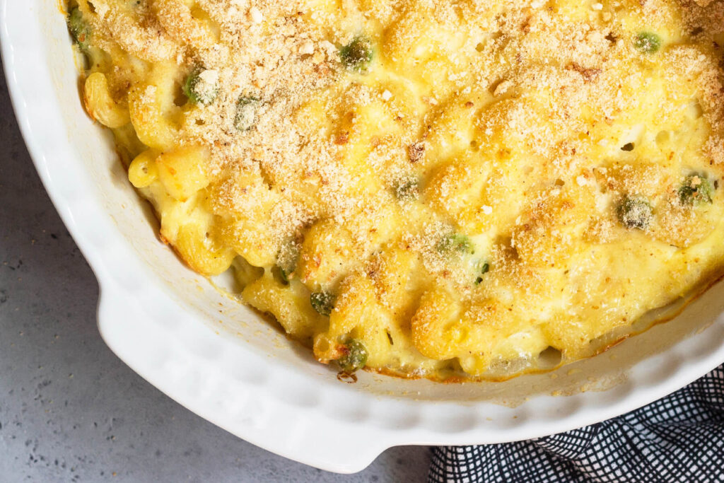 Norwegischer Fischauflauf „Fiskegrateng“ mit Kabeljau, Erbsen & cremiger Béchamelsauce