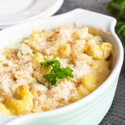 Norwegischer Fischauflauf „Fiskegrateng“ mit Kabeljau, Erbsen & cremiger Béchamelsauce