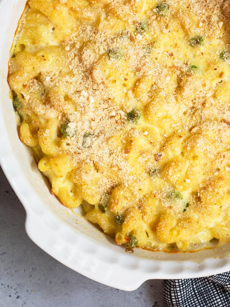 Norwegischer Fischauflauf „Fiskegrateng“ mit Kabeljau, Erbsen & cremiger Béchamelsauce