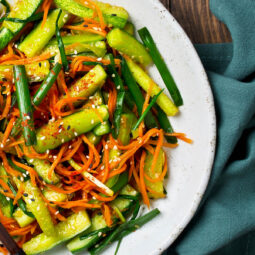 Oi Muchim – Koreanischer Gurkensalat mit Karotte, Sesam & Frühlingszwiebeln