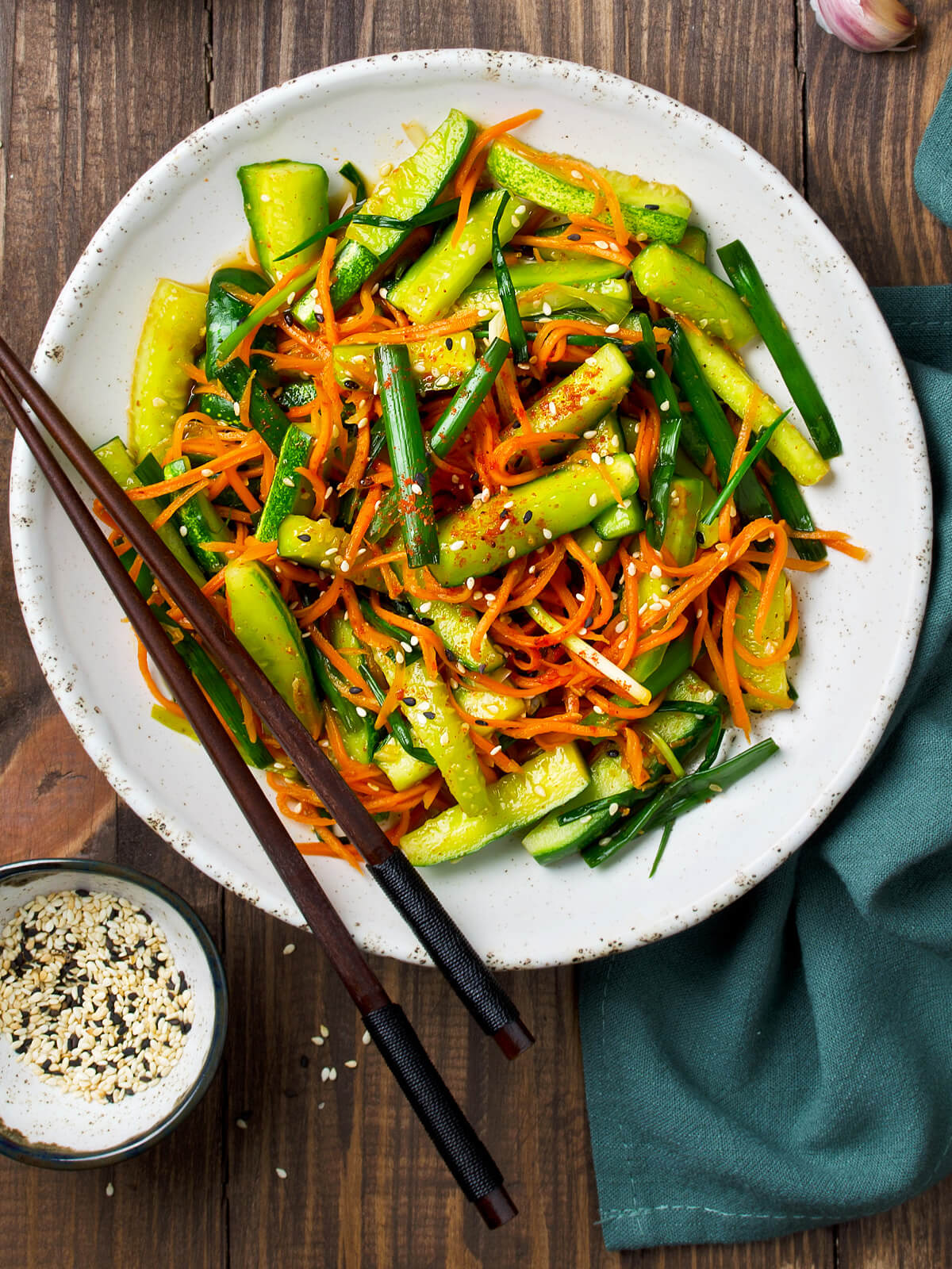 Oi Muchim – Koreanischer Gurkensalat mit Karotte, Sesam & Frühlingszwiebeln