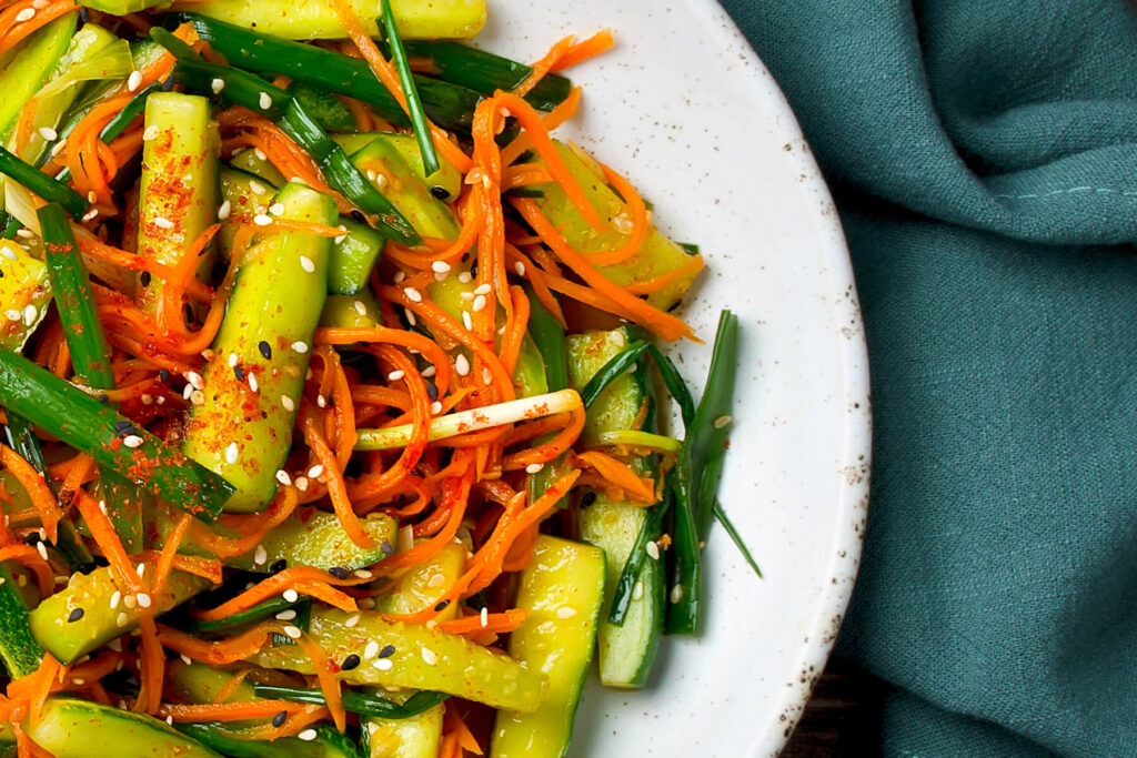Oi Muchim – Koreanischer Gurkensalat mit Karotte, Sesam & Frühlingszwiebeln