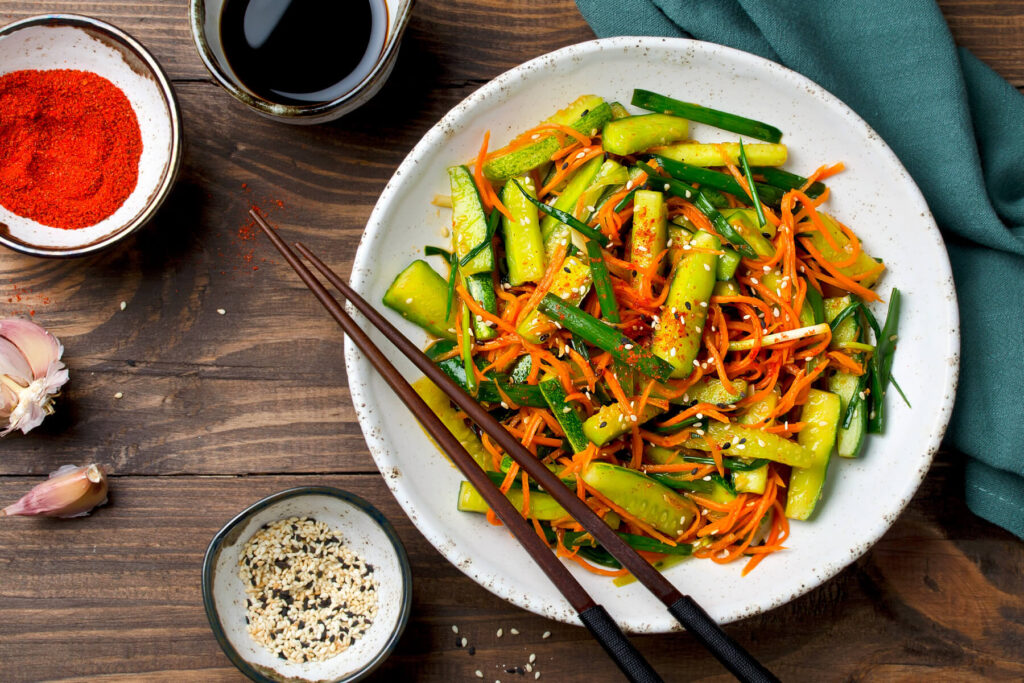 Oi Muchim – Koreanischer Gurkensalat mit Karotte, Sesam & Frühlingszwiebeln