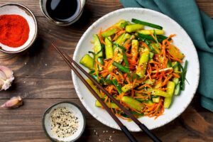 Oi Muchim – Koreanischer Gurkensalat mit Karotte, Sesam & Frühlingszwiebeln