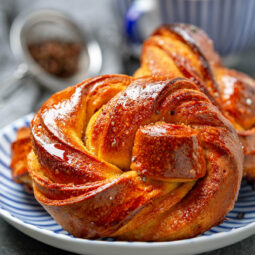 Original schwedische Kardamomknoten mit Vanillesirup (Swedish Cardamom Buns)