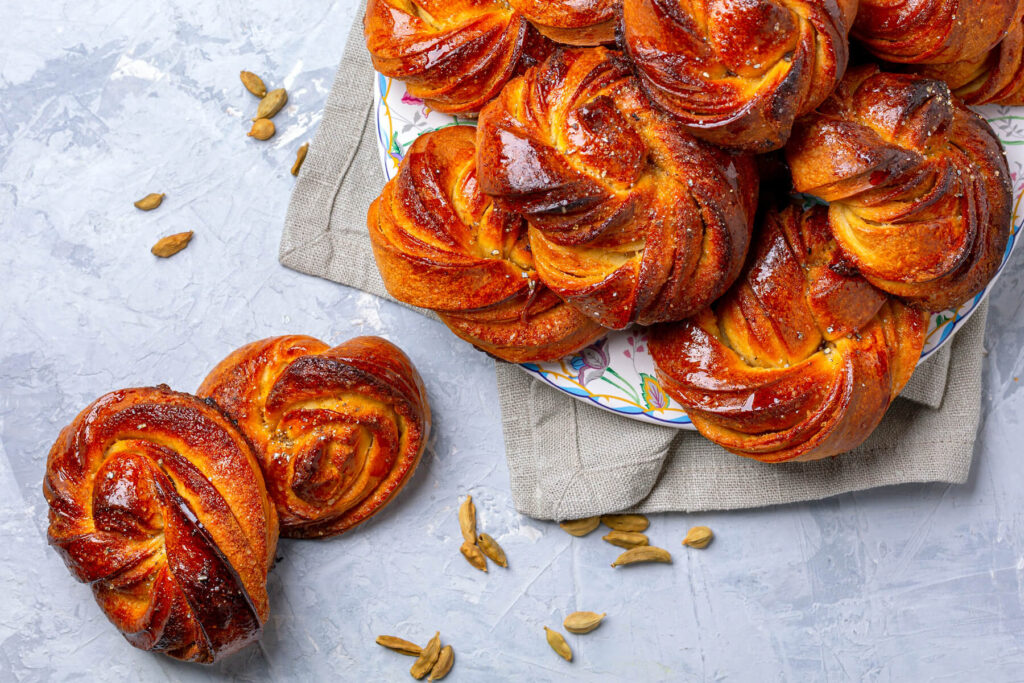 Original schwedische Kardamomknoten mit Vanillesirup (Swedish Cardamom Buns)