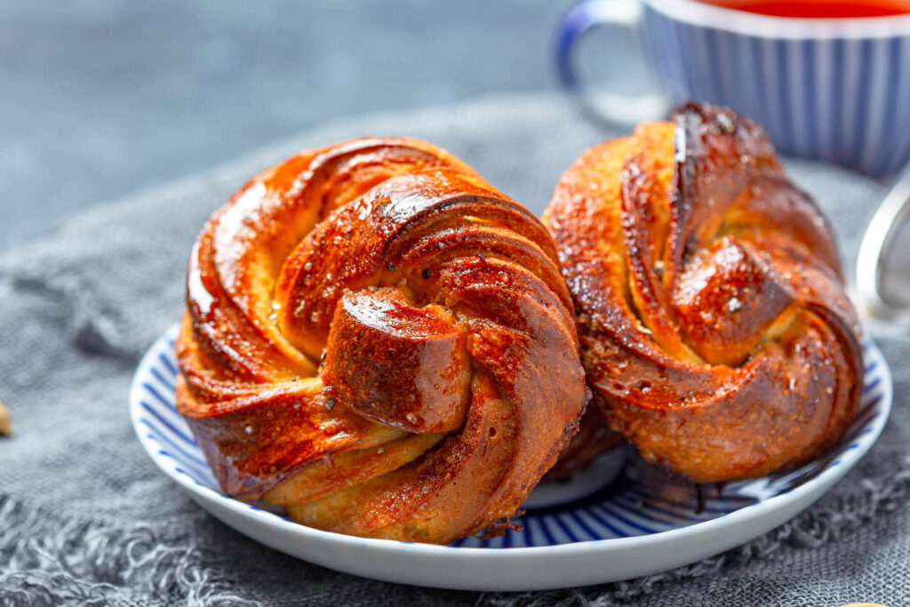 Original schwedische Kardamomknoten mit Vanillesirup (Swedish Cardamom Buns)