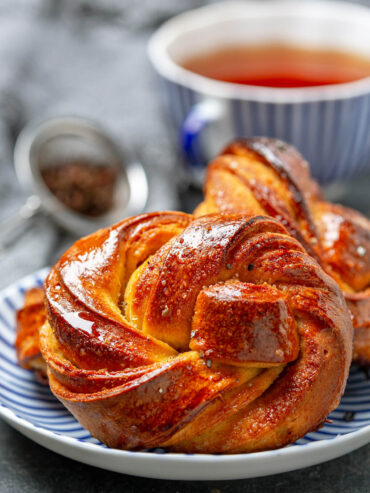 Original schwedische Kardamomknoten mit Vanillesirup (Swedish Cardamom Buns)