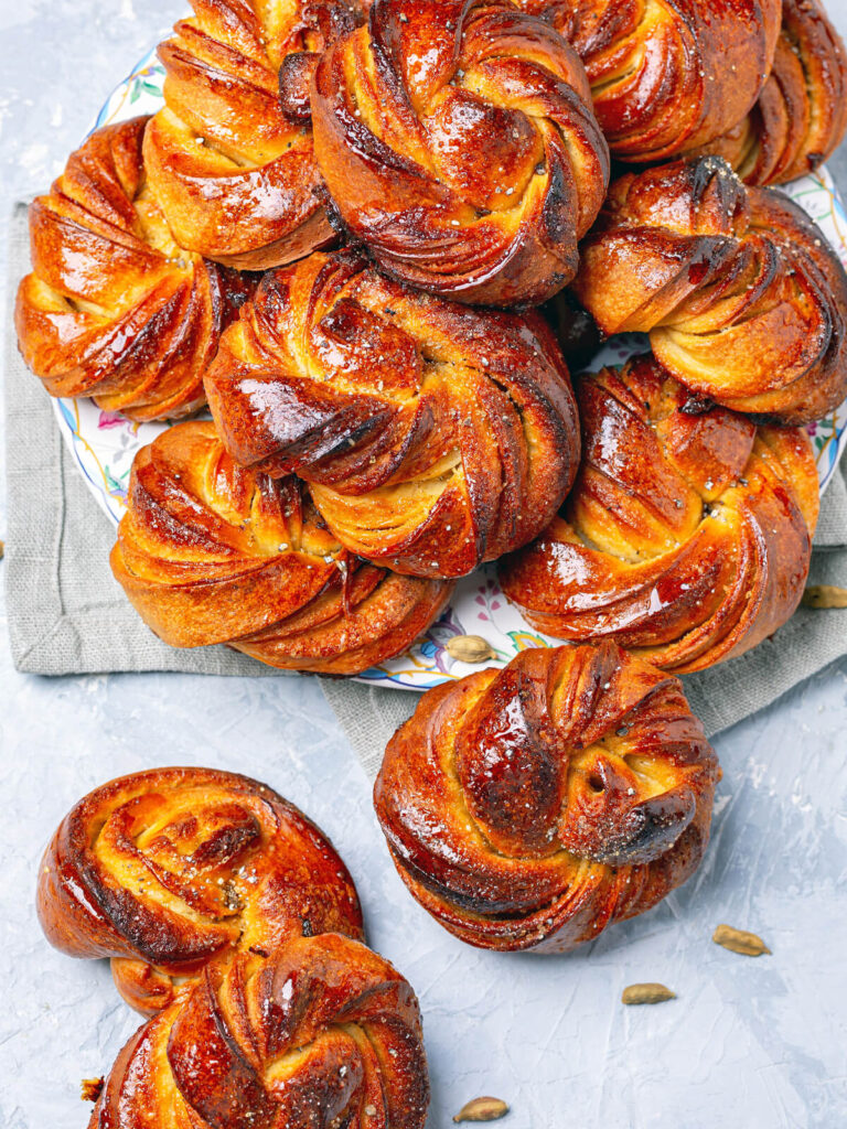 Original schwedische Kardamomknoten mit Vanillesirup (Swedish Cardamom Buns)