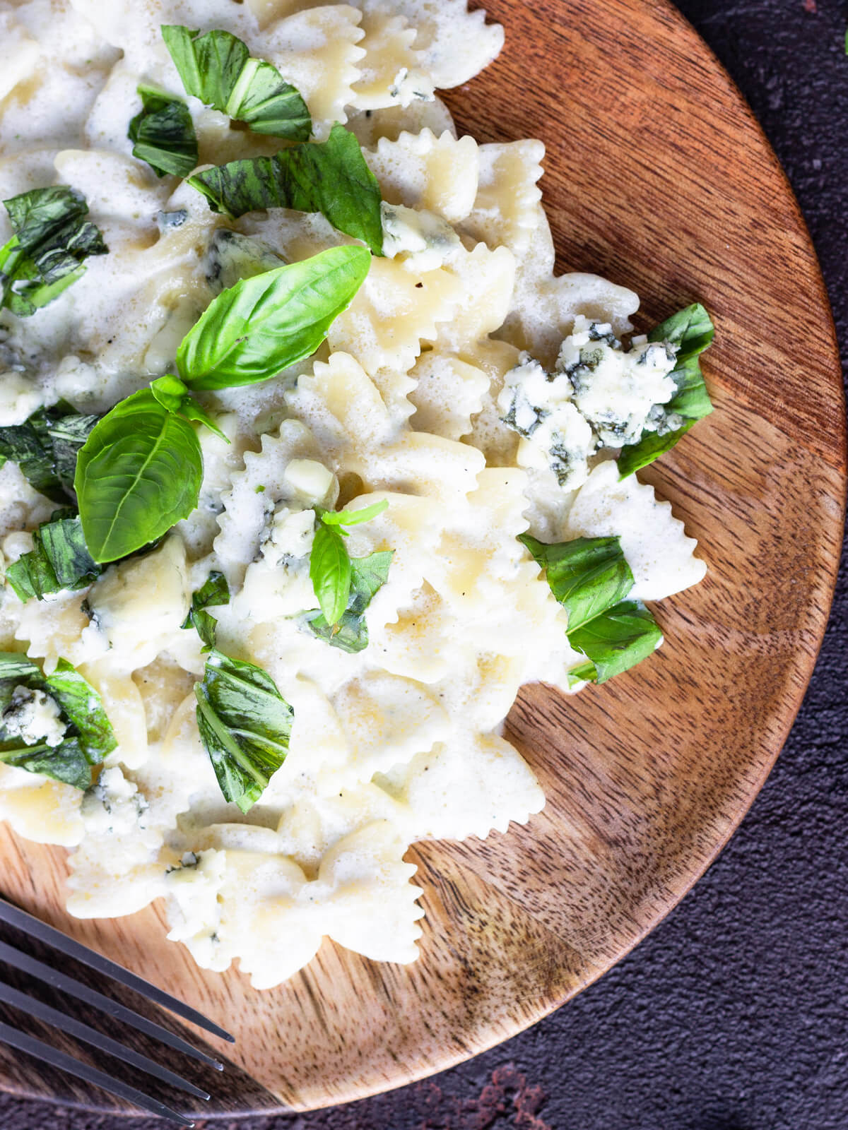 Pasta Farfalle in cremiger Blauschimmelkäse-Sauce mit frischem Basilikum