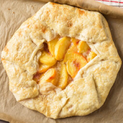 Pfirsich-Galette mit Vanille – Rustikaler Kuchen mit süßer Fruchtfüllung