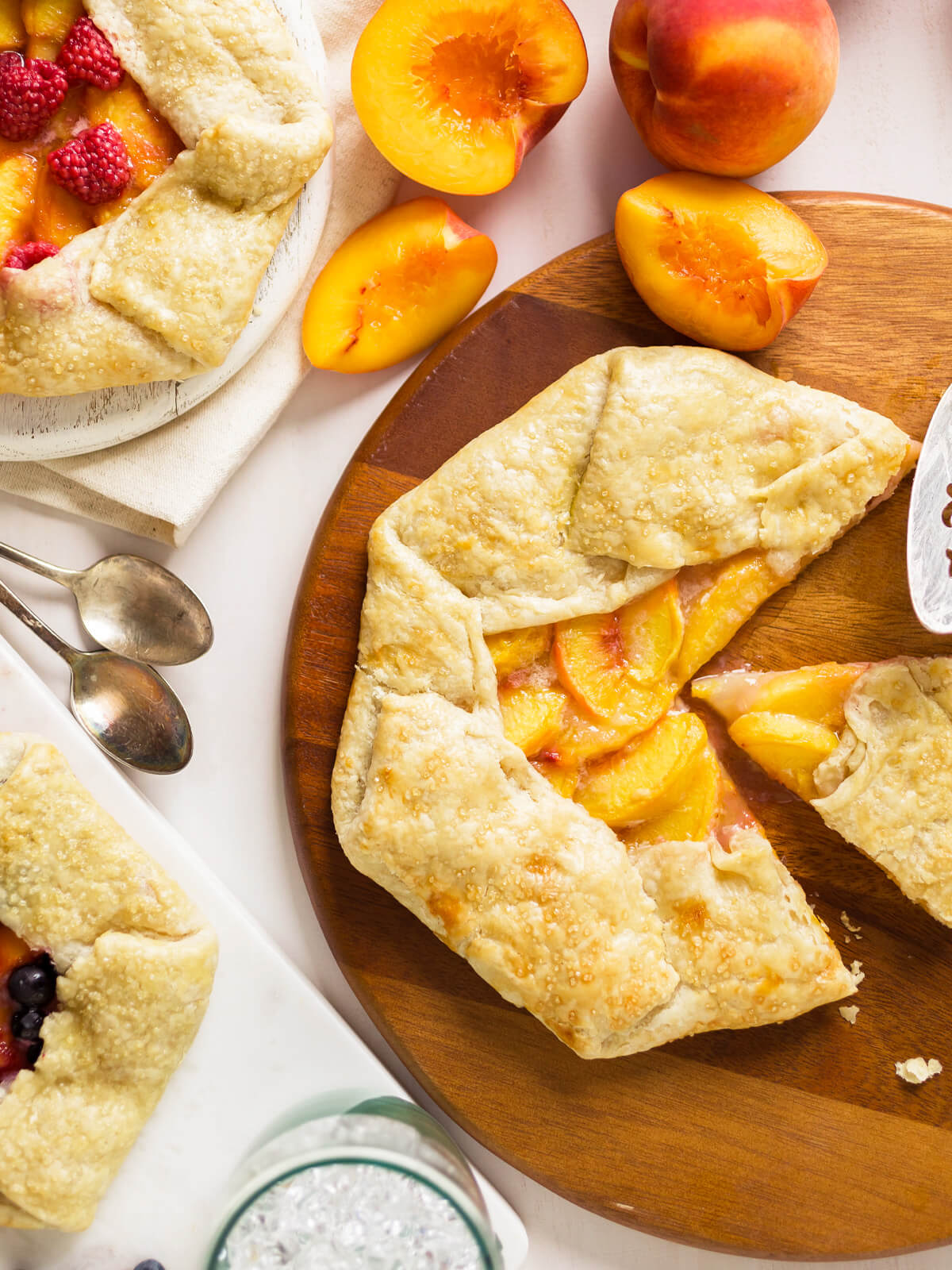 Pfirsich-Galette mit Vanille – Rustikaler Kuchen mit süßer Fruchtfüllung