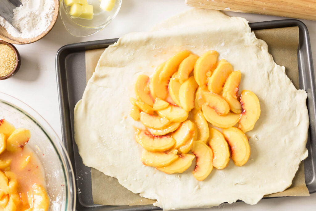 Pfirsich-Galette mit Vanille – Rustikaler Kuchen mit süßer Fruchtfüllung