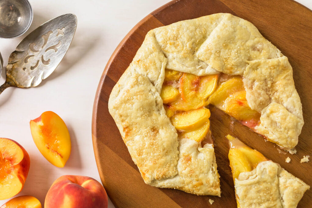 Pfirsich-Galette mit Vanille – Rustikaler Kuchen mit süßer Fruchtfüllung