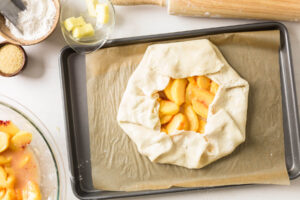 Pfirsich-Galette mit Vanille – Rustikaler Kuchen mit süßer Fruchtfüllung