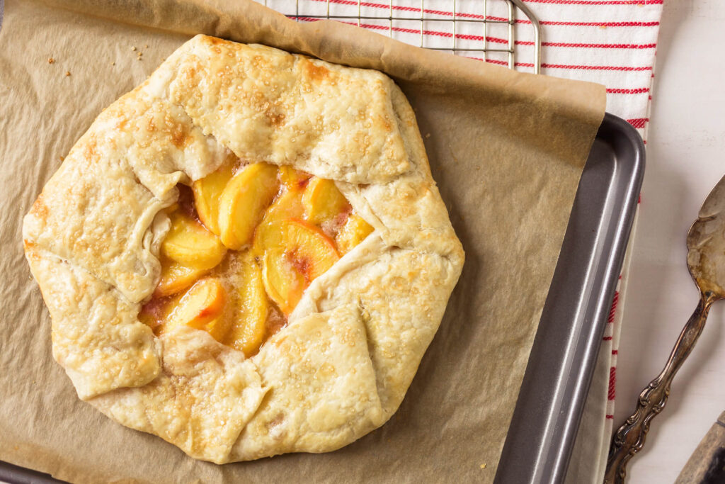 Pfirsich-Galette mit Vanille – Rustikaler Kuchen mit süßer Fruchtfüllung