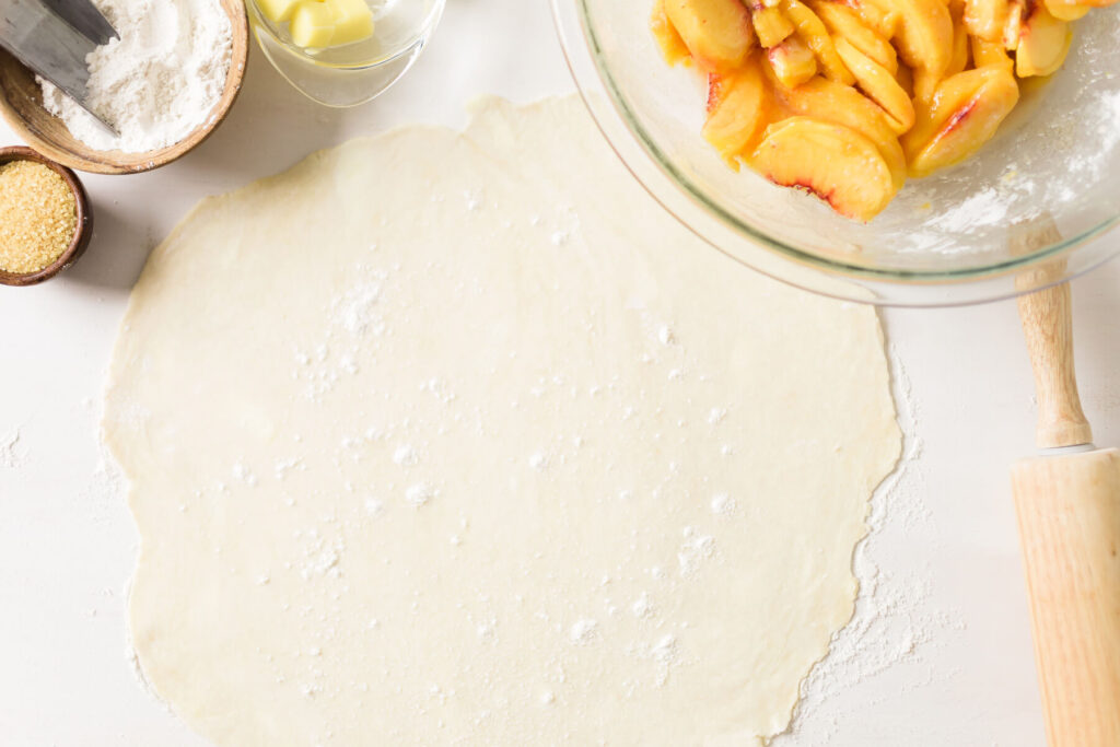 Pfirsich-Galette mit Vanille – Rustikaler Kuchen mit süßer Fruchtfüllung